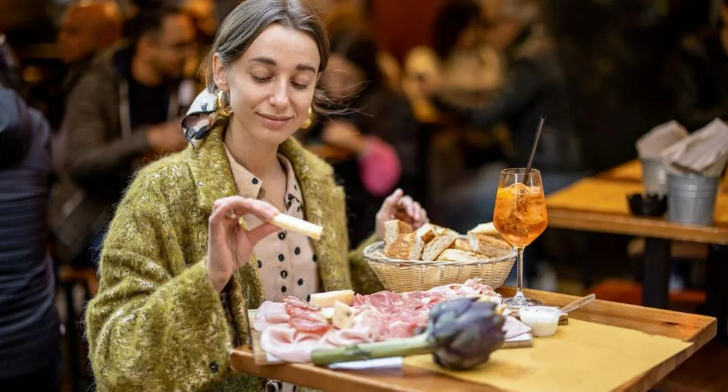 Persona comiendo a propósito de cuáles son los alimentos que alargan la vida de las personas.