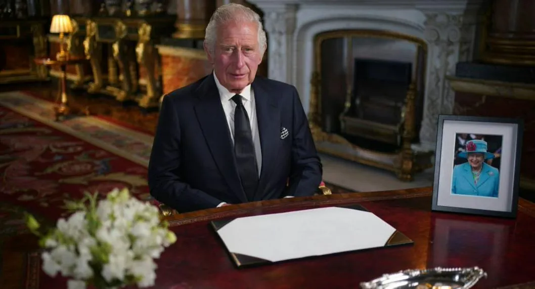 Rey Carlos III en sala ilustra nota sobre la coronación y la enfermedad pola que tendría que usar mantequilla ese día.