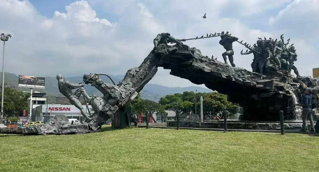 Este jueves, el monumento a la solidaridad que está ubicado sobre la avenida Tercera Norte, en Cali, sufrió una fractura y una parte quedó en el suelo.
