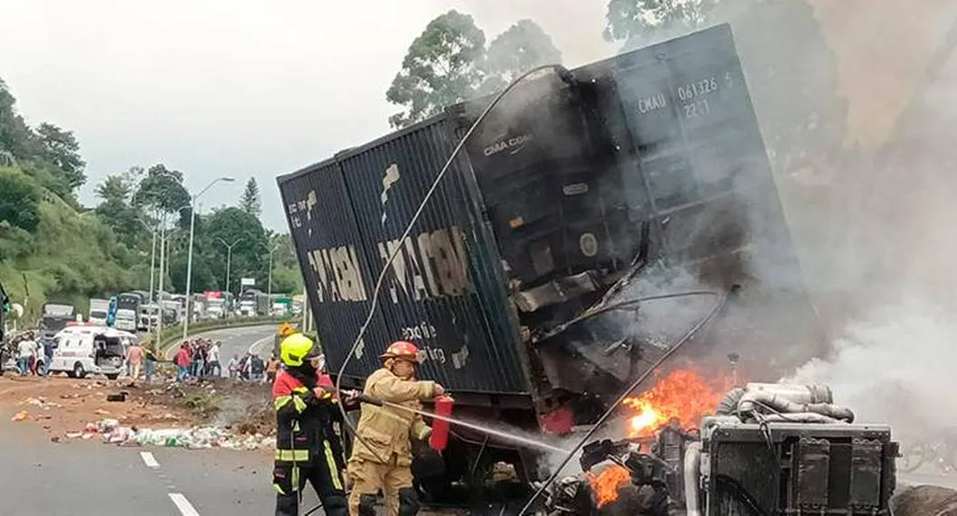 Foto del grave accidente que se ocurrió en el Quindío en el que 3 camiones chocaron. 