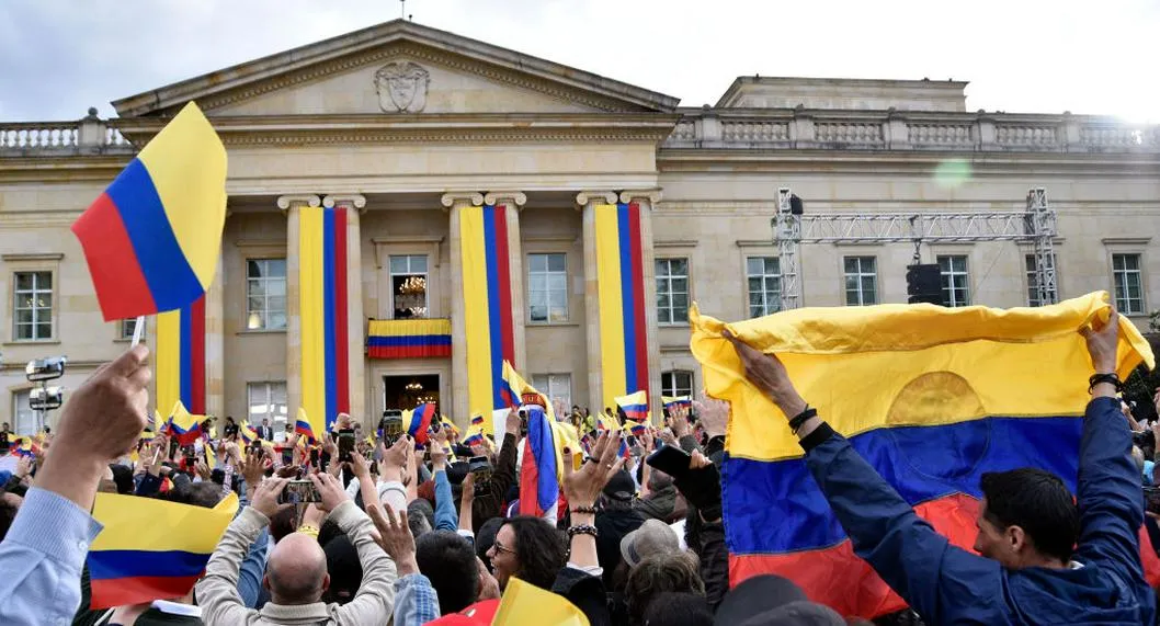 Muchedumbre frente al balcón de la Casa de Nariño el pasado 14 de febrero del 2023, tras la primera crisis de Gobierno de Petro.