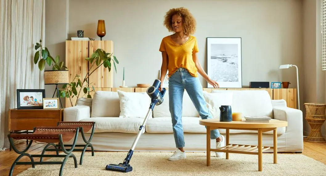 Mujer limpiando a propósito de los artículos que no se limpian y acumulan gérmenes en su hogar.