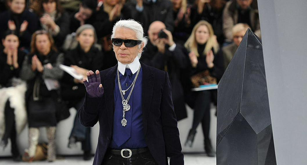 El diseñador alemán Karl Lagerfeld ilustra nota sobré su vida y por qué fue escogido para la exhibición del Met gala 2023.