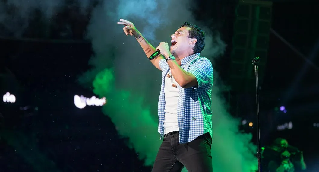 El cantante Silvestre Dangond contó ante el público emotiva anécdota sobre su primer millón de pesos y quién se lo pagó. 