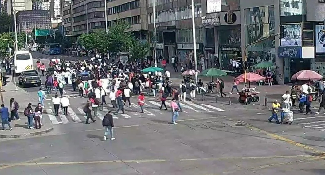 Hoy se registran protestas en varios puntos de Bogotá: hay vías cerradas y Transmilenio suspendió su operación en varias estaciones.