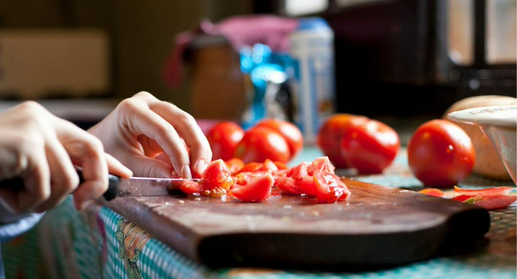 El jugo de tomate en ayunas ayuda a bajar el colesterol y prevenir más enfermedades; cómo prepararlo y cuáles son sus beneficios