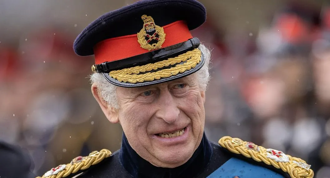 Rey Carlos II en nota sobre que usará dos coronas en su coronación