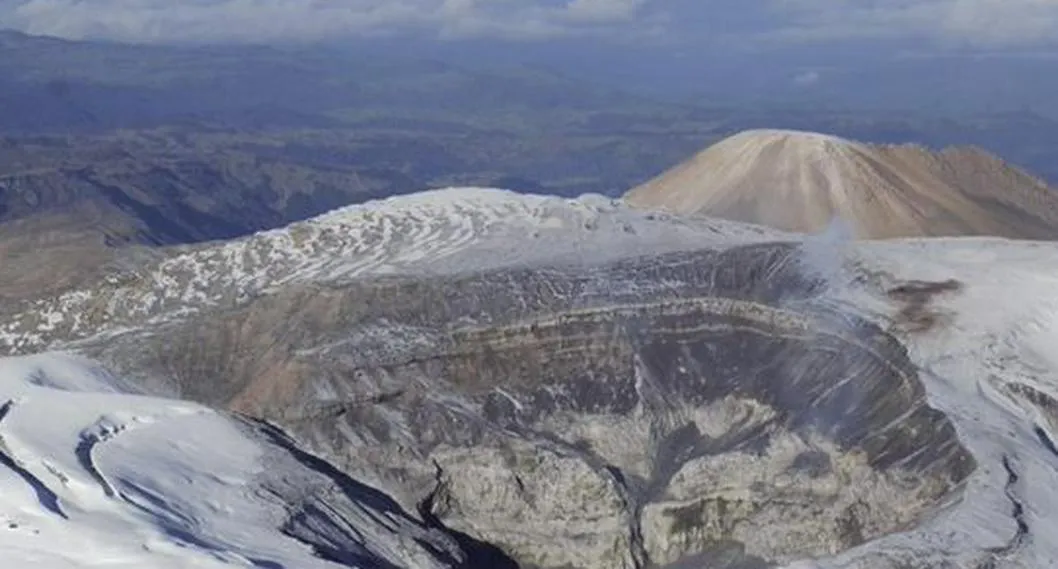 Foto del volcán nevado del ruiz, a propósito de que Se mantiene en naranja la actividad del volcán nevado del Ruiz