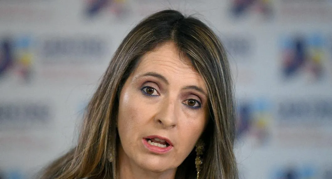 La senadora Paloma Valencia advirtió a Petro sobre las elecciones de octubre, pues aseguró que el presidente "se va a ir derrumbando". 