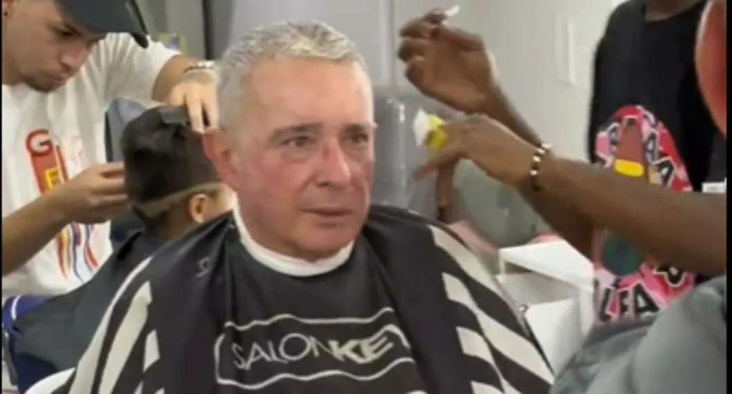 Álvaro Uribe visitó una barbería en Medellín donde fue atentido como un rey y se metió su motilada, que lo dejó como nuevo con su corte. 