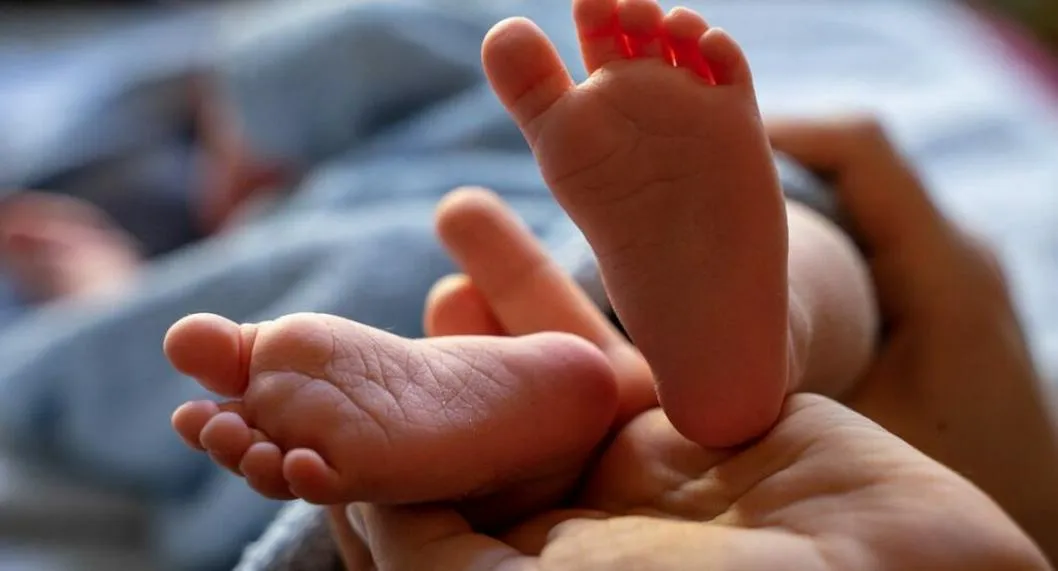 Investigan muerte de bebé que se habría caído de la cama de sus padres