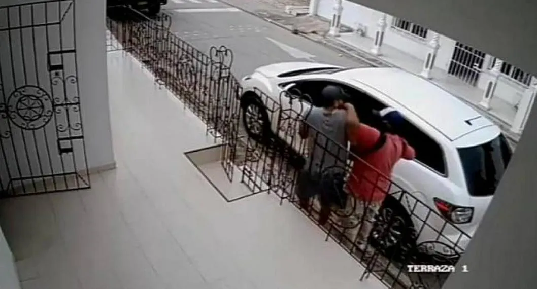 (Vídeo) El insólito robo a mano armada a un hombre en la terraza de su casa