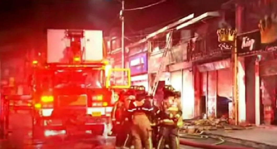 Incendio en San Victorino (Bogotá) que acabó con tres locales