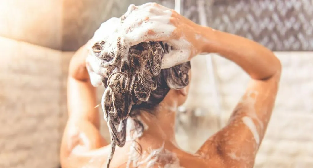 Expertos recomiendan lavarse el cabello con agua tibia, trae más ventajas que el agua caliente y fría