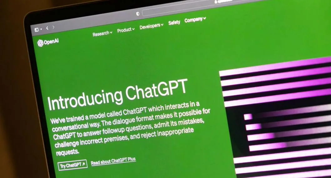 Plataforma ChatGPT, manejada por inteligencia artificial, a la que Samsung prohibió a sus empleados
