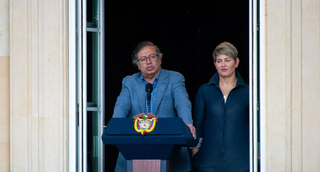 Gustavo Petro y su primera dama, Verónica Alcocer, en el balconazo del Día del Trabajador, primero de mayo. Lo critican por esto