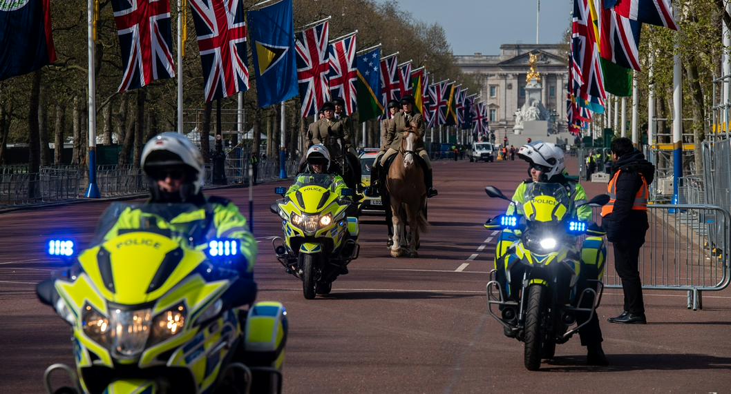 Palacio de Buckingham anunció una alerta de seguridad por sospechoso que lanzó balas de escopeta y cargaba un maletín sospechoso.