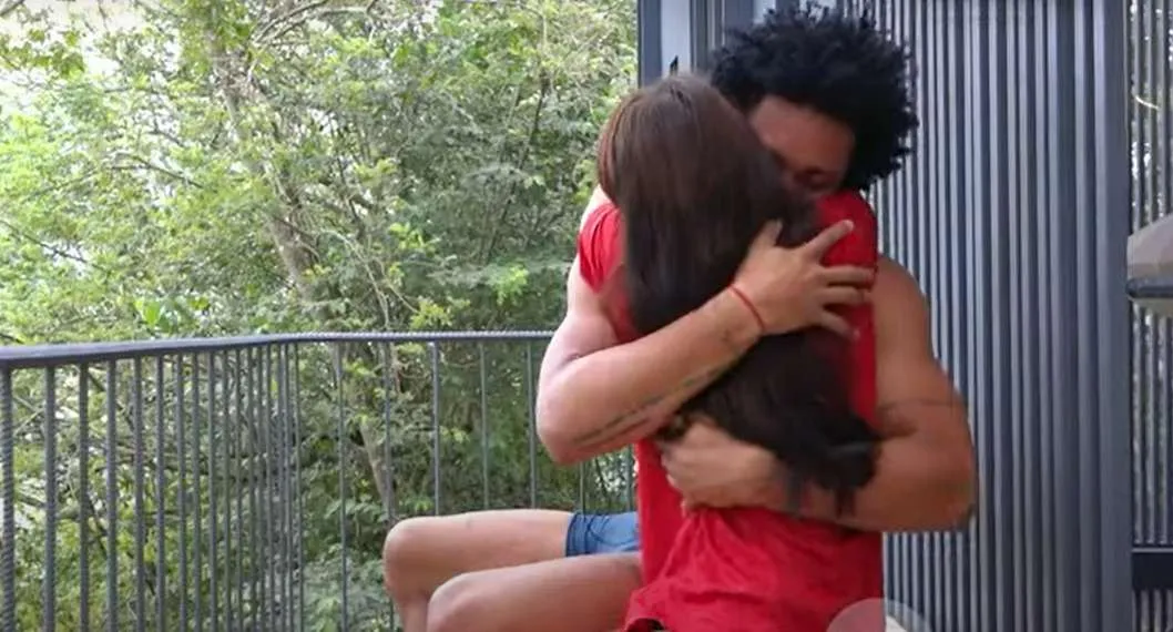 Foto de abrazo de Rapelo y Juli, en nota de romance en Desafío entre ellos quedó en evidencia en video y causó memes.