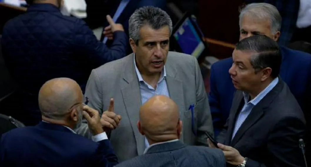 Luis Fernando Velasco, nuevo ministro del Interior, sufrió su primera derrota ante el congreso luego de la caída de un artículo. Salió chiflado.