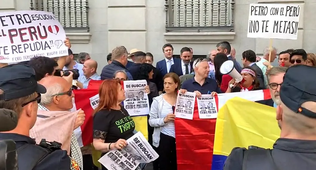 Protesta por visita de Gustavo Petro a España.