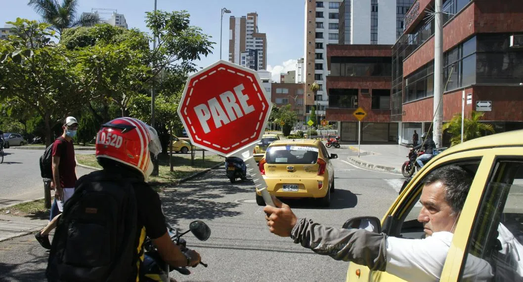 Peatón en Bogotá fue herido por un taxista que no lo dejó cruzar la calle, pues el señor le reclamó por pasarse un semáforo en rojo. 