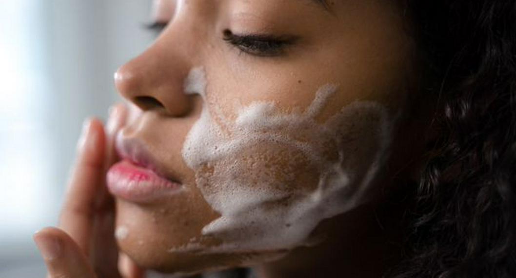Cómo limpiar y cuidar la piel grasa desde casa y de manera sencilla