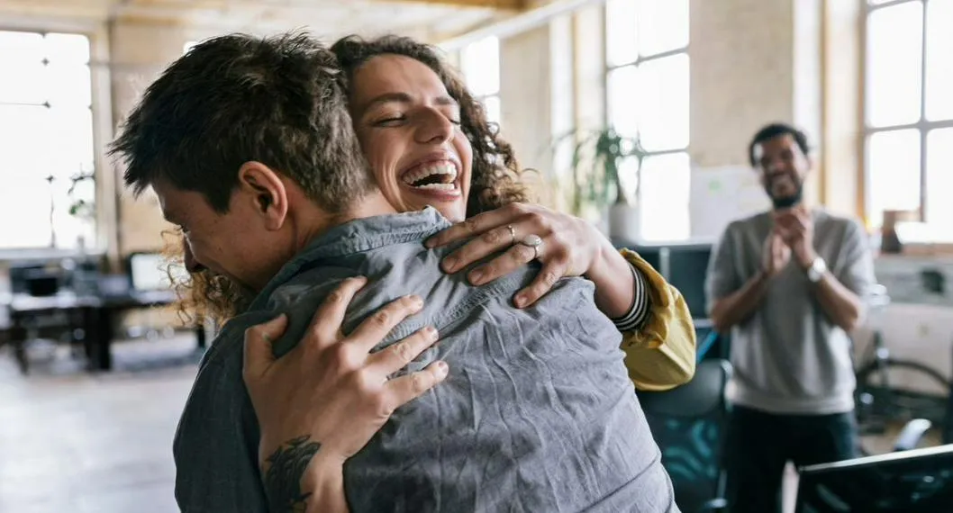 Persona celebrando un ascenso a propósito de cómo obtener un ascenso en el trabajo.