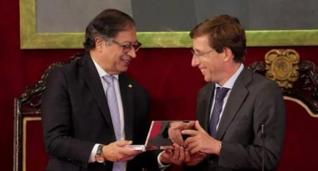 Gustavo Petro, presidente de Colombia, recibiendo la llave dorada que le otorgó el alcalde de Madrid, José Luis Martínez-Almeida