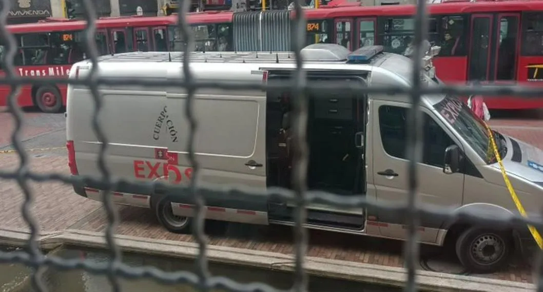 Foto de carro antiexplosivos de la Fiscalía que llegó a edificio Emerald Trade Center en Bogotá