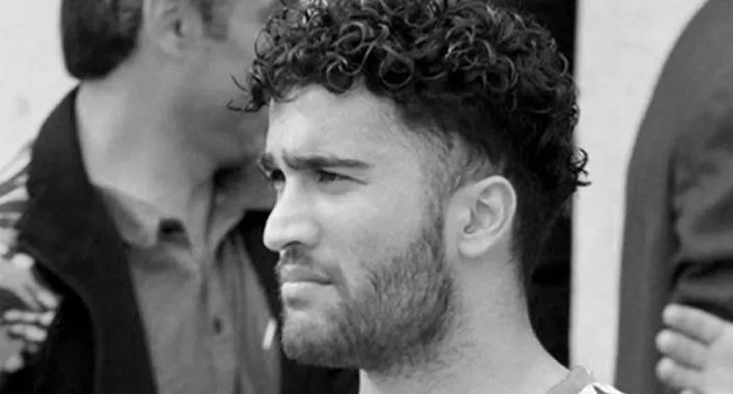 Futbolista iraní de 23 años murió en un partido; compañeros intentaron ayudarlo