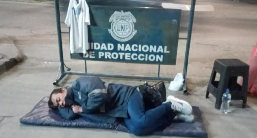 Lideresa social de Soacha asegura que lleva más de tres días en huelga de hambre y tirada en el piso frente a la UNP, en Bogotá. Pide mayor seguridad. 