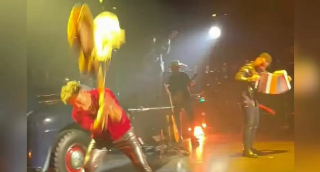 El cantante Carlos Vives reveló por qué rompió su guitarra con el piso en medio de una presentación en la ciudad de Bogotá.