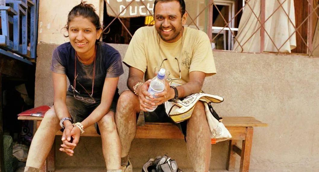 Personas con los zapatos sucios a propósito de cómo limpiarlos con productos de la cocina.