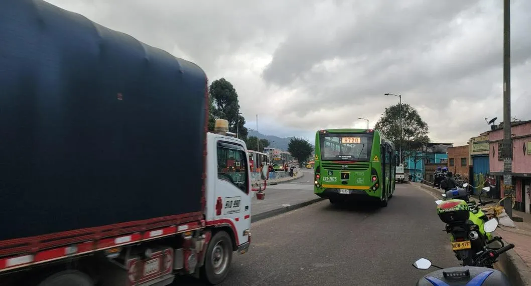 Grave accidente de tránsito en Bogotá. Motociclista murió por fuerte caída en la avenida Caracas, cerca del centro de la capital. Hay un enorme trancón. 