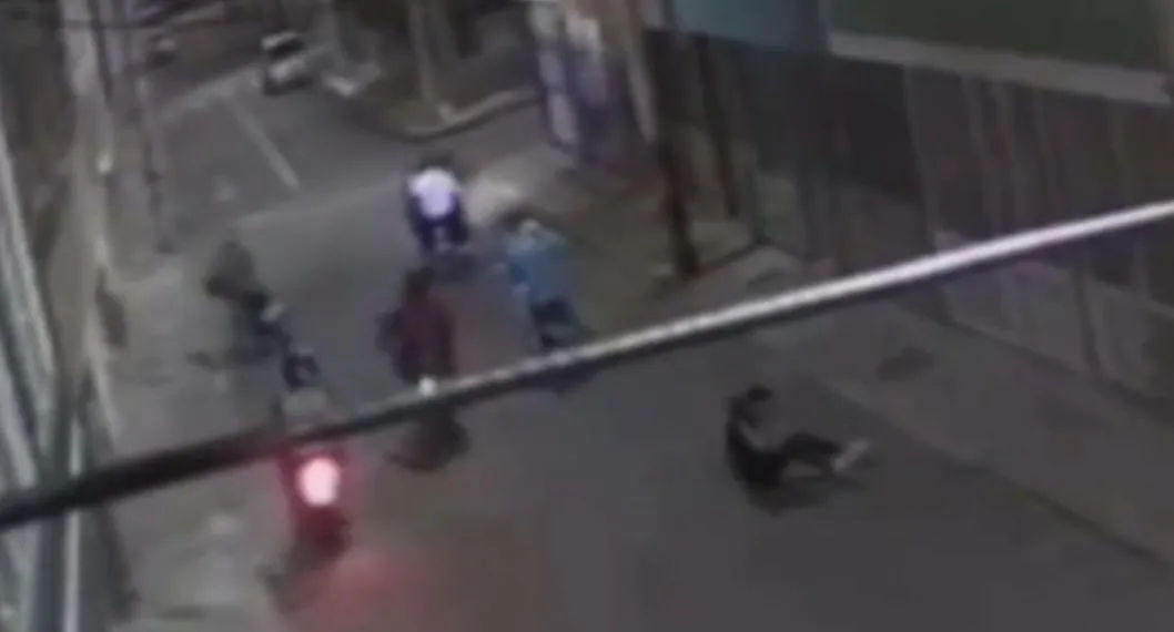 9 ladrones golpearon a joven en Bogotá y le robaron todas sus pertenencias. En gabilla le llegaron en moto y lo dejaron tirado en el piso. 