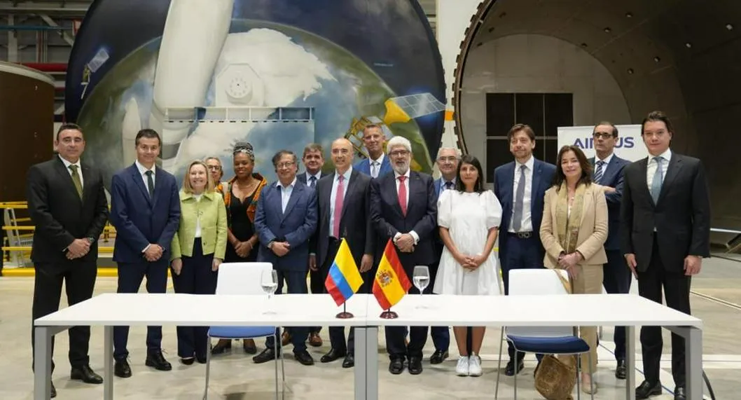 Gustavo Petro en la firma del acuerdo con Airbus en España
