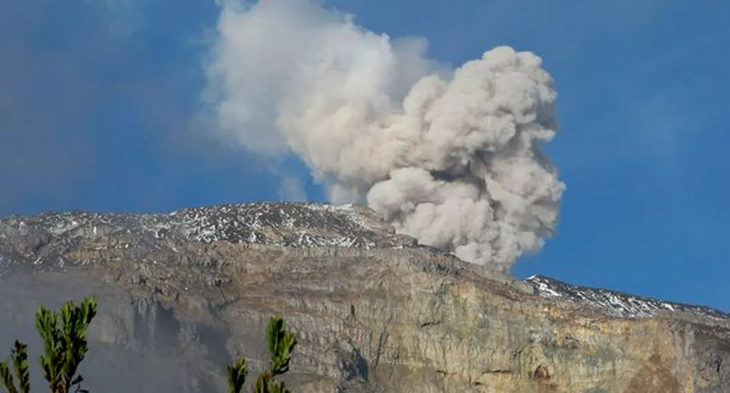 El volcán Nevado del Ruiz sigue en alerta naranja y continúa caída de ceniza en varias ciudades del país. Manizales, la principal afectada.