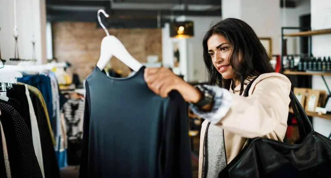 Persona comprando a propósito de los mejores consejos para gastar menos en ropa.