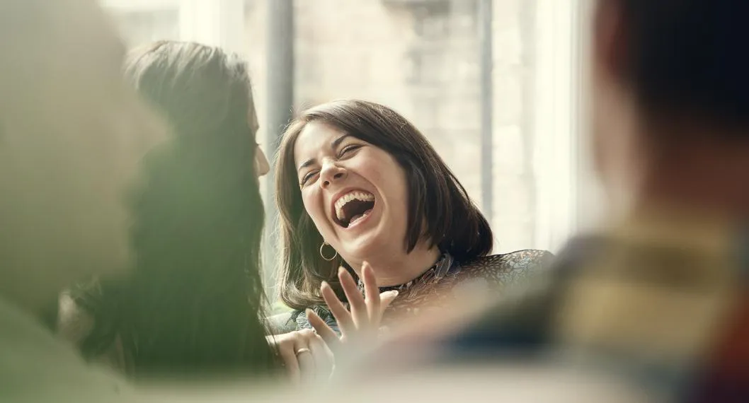 Mujer riendo a propósito del Día de la Risa.