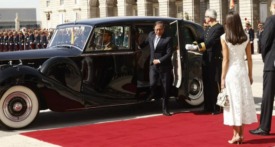 Foto de Gustavo Petro llegando a encuentro con el rey de España en Rolls Royce de Francisco Franco