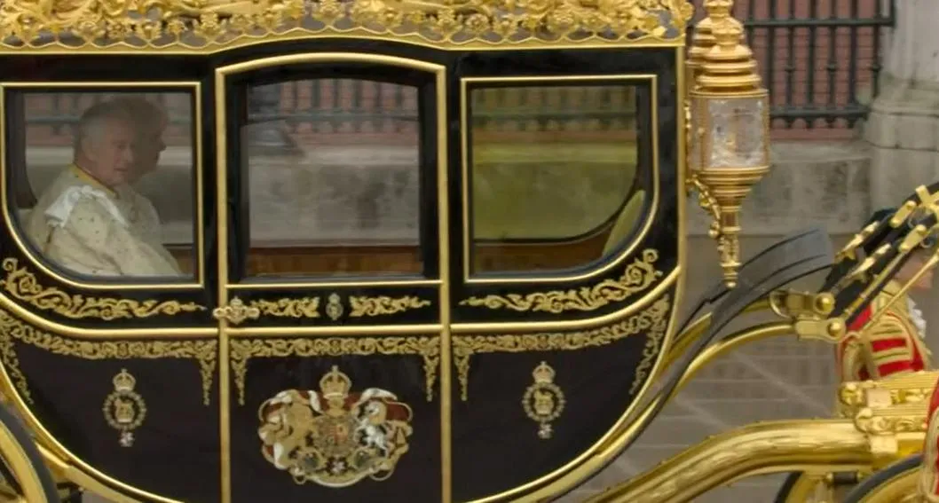 El rey Carlos III y Camila, en el carruaje que los lleva a la Abadía de Westminster para la coronación.