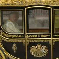 El rey Carlos III y Camila, en el carruaje que los lleva a la Abadía de Westminster para la coronación.