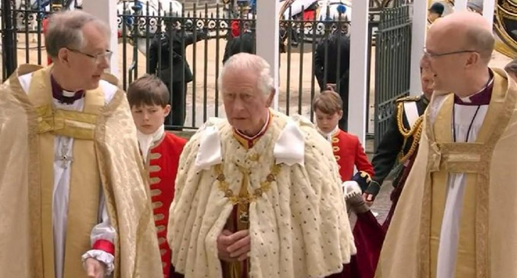 El rey Carlos III y el príncipe Jorge, quien heredará el trono algún día, durante la coronación.
