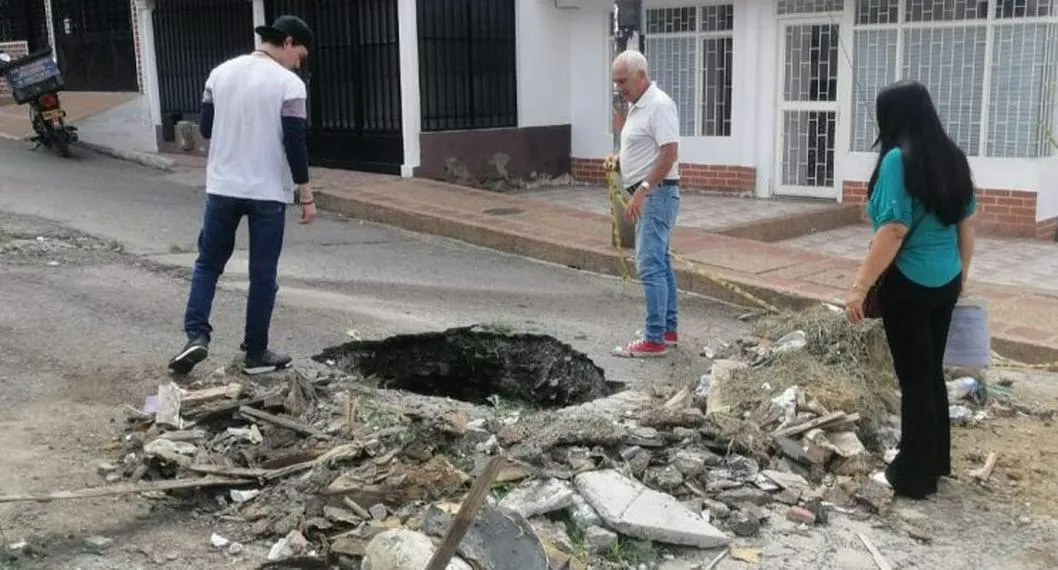 Habitantes tuvieron que romper un tubo para arreglar alcantarillado en Ibagué. Denunciaron que la Alcaldía no ha hecho nada.