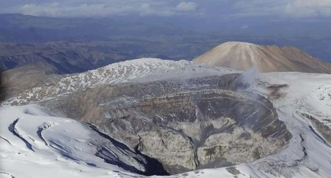 Noticias del volcán Nevado del Ruiz hoy, domingo 7 de mayo. Intensidad de la actividad se redujo pero alerta naranja no se va.