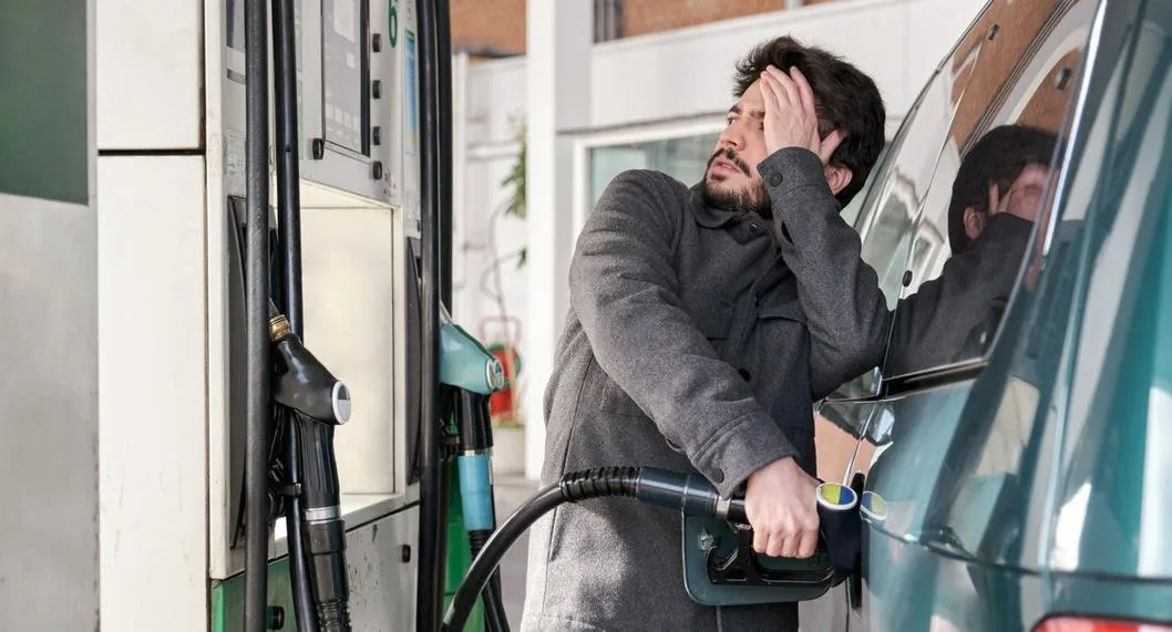 Foto de persona echando gasolina, a propósito de medida que anunció el gobierno