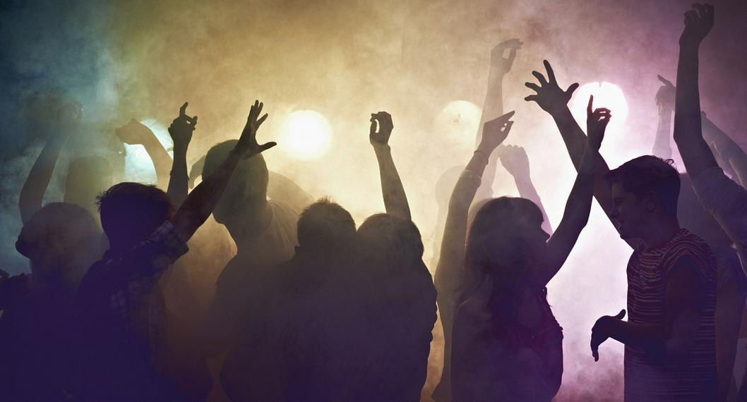 120 jóvenes hicieron Tinder party con drogas y trago; Policía los pilló