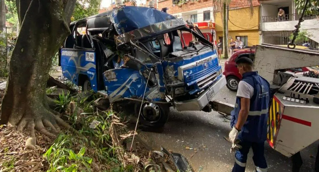Grave accidente de tránsito en Medellín dejó 14 personas heridas y cinco carros destruidos. Las calles del sector están cerradas. 