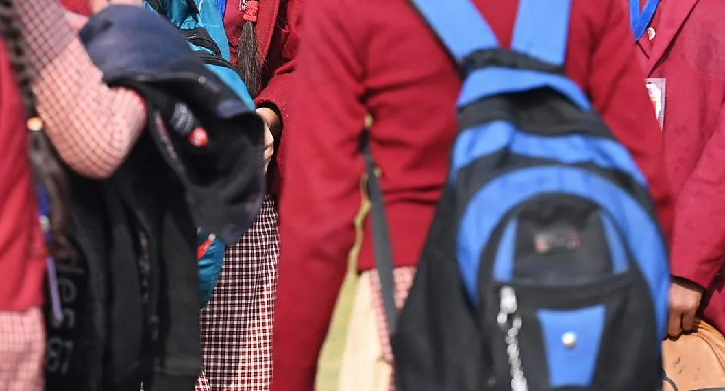 Imagen de referencia de alumnas por niña de 8 años fue abandonada por sus padres en su propio colegio.