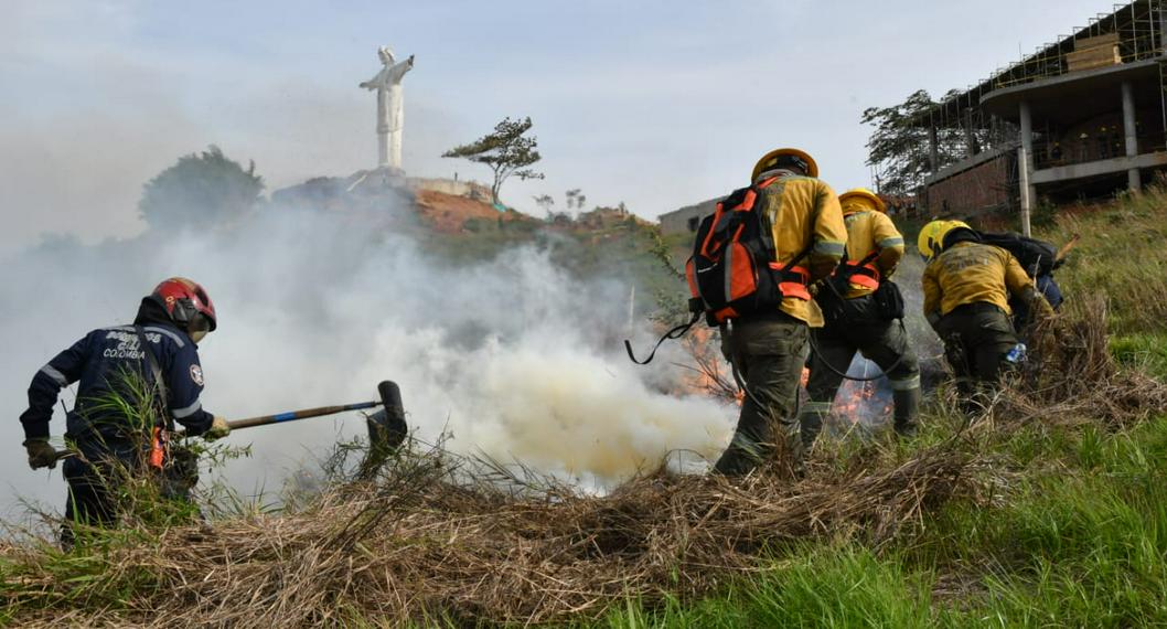 Incendio en el cerro del Cristo Rey en Cali este 9 de mayo del 2023.